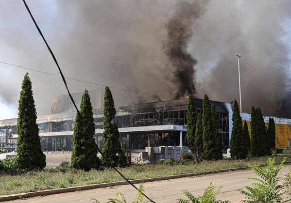 El centro comercial Galaktika tras un bombardeo ucraniano en Donetsk. - Sputnik Mundo