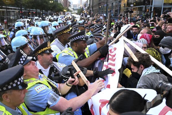 Manifestantes chocan con la Policía cerca del Consulado israelí durante la Convención Nacional del Partido Demócrata. - Sputnik Mundo