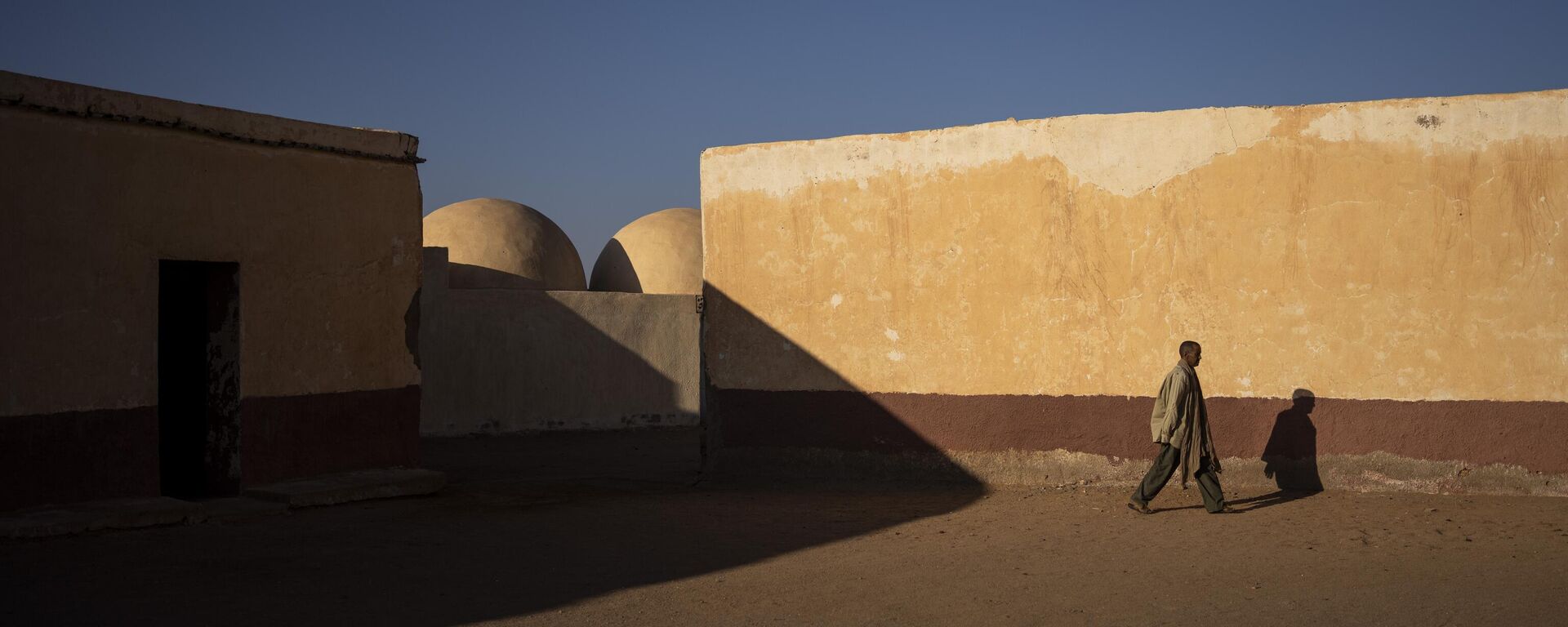 Un saharaui camina por el patio de una escuela cerrada en Bir Lehlu, Sáhara Occidental, el 13 de octubre de 2021 - Sputnik Mundo, 1920, 25.08.2024