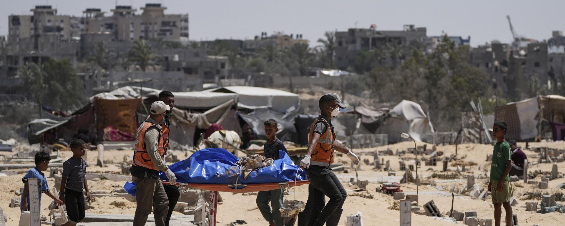 Trabajadores transportan un cadáver, uno de los más de 80 cuerpos devueltos por Israel, a un cementerio en Jan Yunis, Franja de Gaza, 5 de agosto de 2024 - Sputnik Mundo, 1920, 25.08.2024