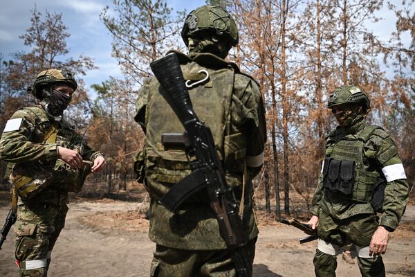 Militares rusos antes de realizar tareas de combate en la zona de la operación militar especial. - Sputnik Mundo