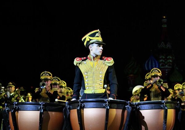 La Orquesta Militar Central del Ministerio de Defensa actúa en el Festival Internacional de Música Militar Torre Spásskaya en la Plaza Roja de Moscú. - Sputnik Mundo