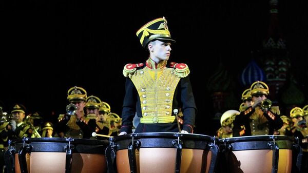 La Orquesta Militar Central del Ministerio de Defensa actúa en el Festival Internacional de Música Militar Torre Spásskaya - Sputnik Mundo