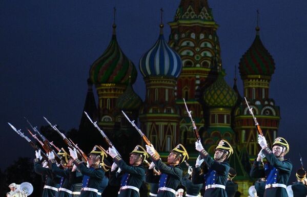 La compañía de guardia especial del Regimiento Presidencial del Servicio de Comandancia del Kremlin de Moscú del Servicio Federal de Seguridad de Rusia actúa en el Festival Internacional de Música Militar Torre Spásskaya en la Plaza Roja de Moscú. - Sputnik Mundo