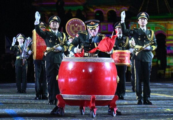 La Orquesta Militar del Ejército Popular de Liberación de China actúa en el Festival Internacional de Música Militar Torre Spásskaya en la Plaza Roja de Moscú. - Sputnik Mundo