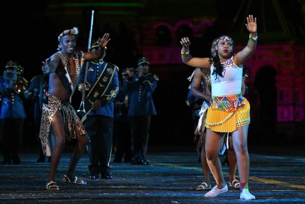 La Orquesta de la Fuerza Aérea Sudafricana actúa en el Festival Internacional de Música Militar Torre Spásskaya en la Plaza Roja de Moscú. - Sputnik Mundo