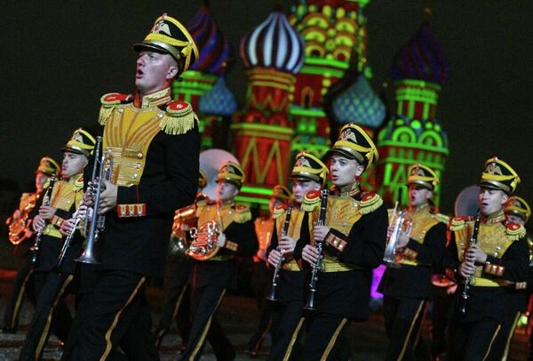 La Orquesta Militar Central del Ministerio de Defensa actúa en el Festival Internacional de Música Militar Torre Spásskaya en la Plaza Roja de Moscú. - Sputnik Mundo