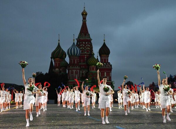 Participantes del Festival Internacional de Música Militar Torre Spásskaya en la Plaza Roja de Moscú. - Sputnik Mundo