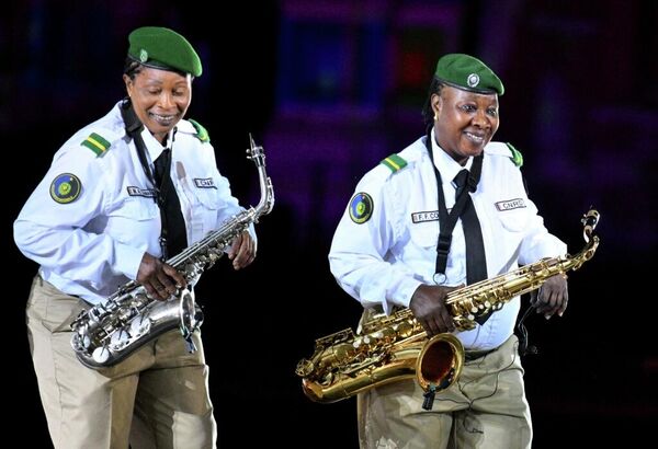 La Orquesta Amazonas de Guinea actúa en el Festival Internacional de Música Militar Torre Spásskaya en la Plaza Roja de Moscú. - Sputnik Mundo