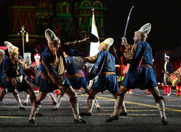 El grupo de danza turco Ustalar Kilych Kalkan actúa en el Festival Internacional de Música Militar Torre Spásskaya en la Plaza Roja de Moscú. - Sputnik Mundo