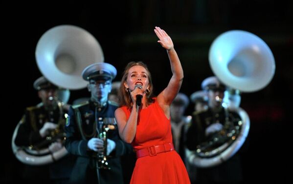 Artistas que actúan en el Festival Internacional de Música Militar Torre Spásskaya en la Plaza Roja de Moscú. - Sputnik Mundo