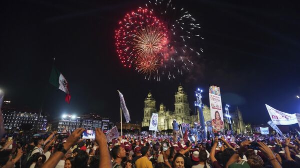 Mexicanos celebrando en el Zócalo de la Ciudad de México - Sputnik Mundo