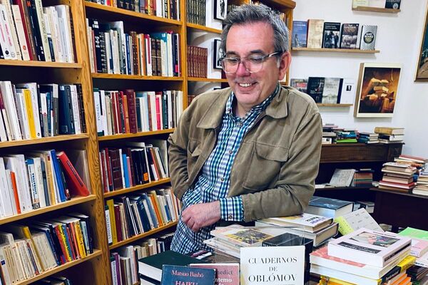 Felipe Ménguez, en su establecimiento de libros usados Libros Oblómov. - Sputnik Mundo