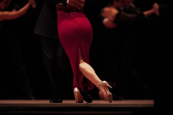 Parejas de tango participan en la final de la categoría salón del Campeonato Mundial de Tango en Buenos Aires. - Sputnik Mundo