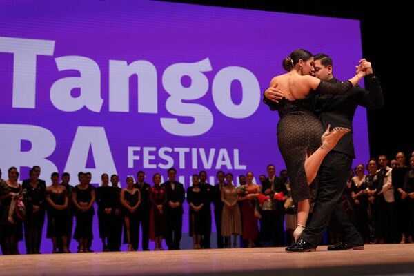 Fatima Caracoch y Lucas Brenno Marquez, de la ciudad de Buenos Aires, bailan después de ganar la final de la categoría tango de pista.En el tango de salón, varias parejas compiten en escena al mismo tiempo. Bailan al estilo de los años 40, considerada la época dorada del tango argentino. - Sputnik Mundo