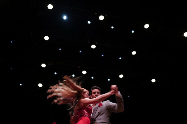 Los participantes argentinos Maxi Copello y Karu Terenzio bailan durante la final de la categoría tango de salón. - Sputnik Mundo