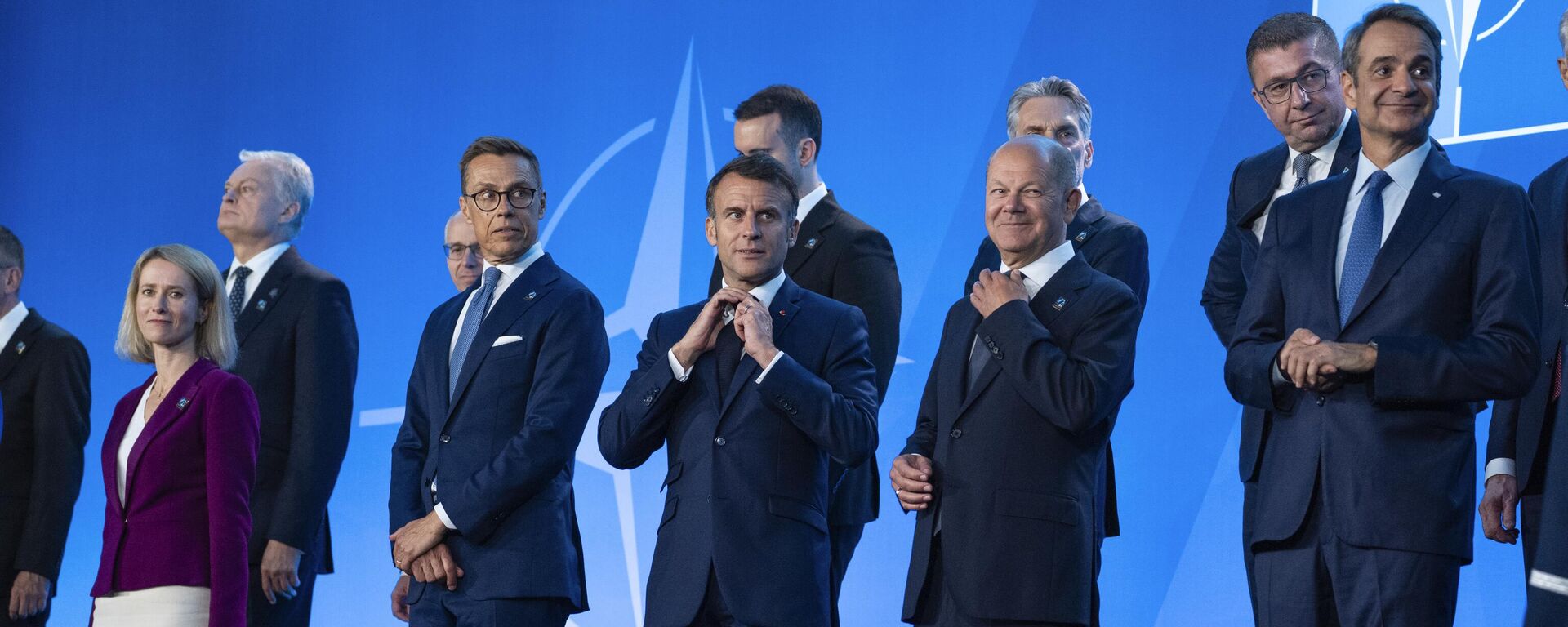 Emmanuel Macron y Olaf Scholz en una fotografía con otros líderes de la Organización del Tratado del Atlántico Norte (OTAN))  - Sputnik Mundo, 1920, 04.04.2025
