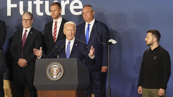 Joe Biden participa en la Cumbre de la OTAN, lo acompañan Volodímir Zelenski y el primer ministro del Reino Unico, Keir Starmer, así como otros miembros del bloque bélico liderado por Estados Unidos - Sputnik Mundo