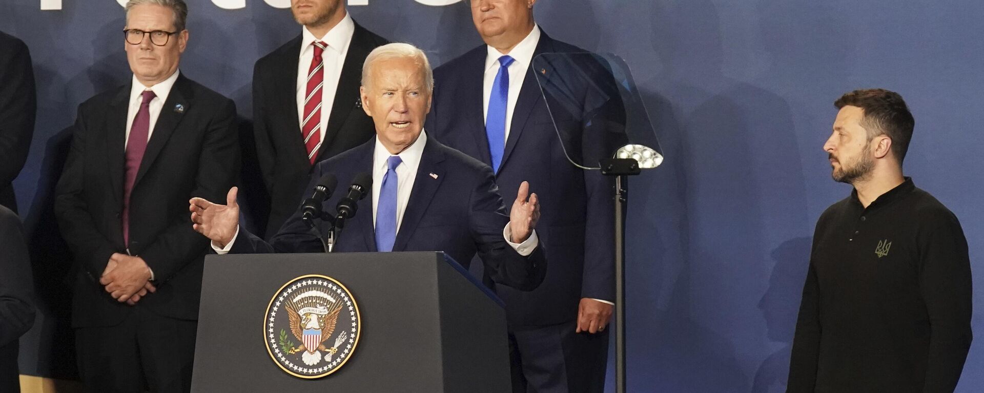 Joe Biden participa en la Cumbre de la OTAN, lo acompañan Volodímir Zelenski y el primer ministro del Reino Unico, Keir Starmer, así como otros miembros del bloque bélico liderado por Estados Unidos - Sputnik Mundo, 1920, 29.08.2024