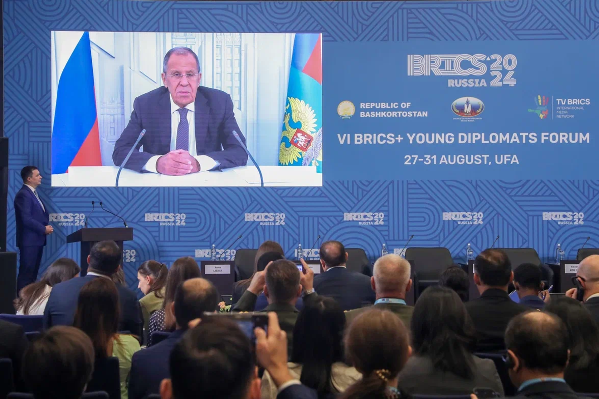 El ministro de Exteriores ruso, Serguéi Lavrov, pronuncia su discurso en video ante los participantes en el Foro de jóvenes diplomáticos BRICS+ - Sputnik Mundo, 1920, 29.08.2024