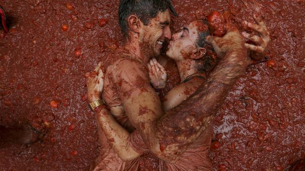 Participantes en la fiesta anual de la Tomatina en Buñol, España - Sputnik Mundo