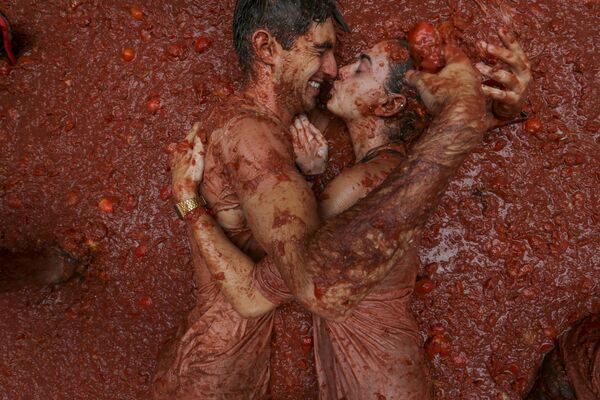 La Tomatina es una fiesta que se celebra tradicionalmente en el municipio español de Buñol. Los participantes se arrojan tomates cultivados específicamente para la fiesta en una grandiosa y divertida batalla.En la foto: los participantes de la Tomatina 2024. - Sputnik Mundo