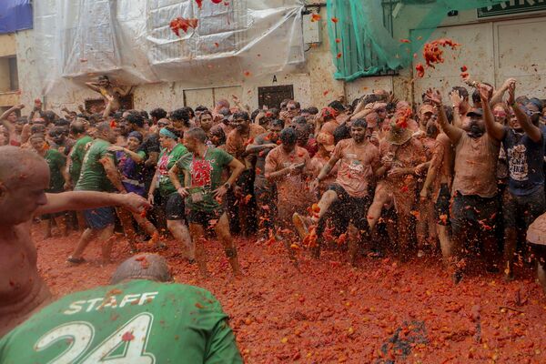 En el pasado, los participantes solían comprar los tomates por su cuenta, pero desde 1980, los tomates son suministrados por las administración loca. - Sputnik Mundo