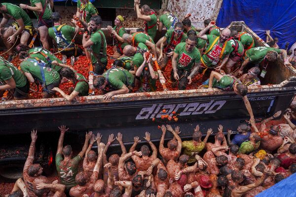 La población de Buñol es de más de 9.000 habitantes, pero durante la Tomatina llegan hasta 40.000 turistas de diferentes países. - Sputnik Mundo