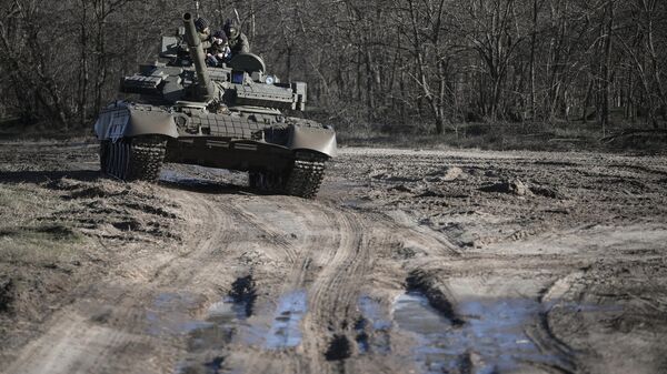 Un tanque ruso T80BV durante la campaña Árbol de los deseos en la región de Zaporozhie - Sputnik Mundo