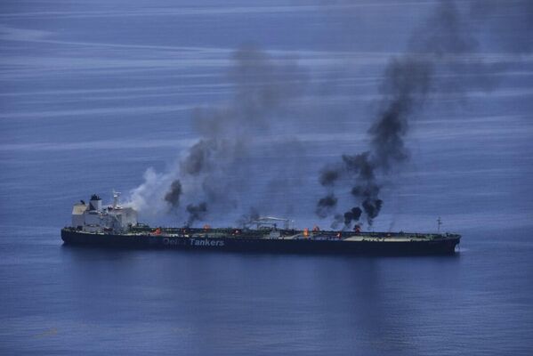 Incendio a bordo del petrolero griego Sounion atacado por los hutíes yemeníes en el mar Rojo. - Sputnik Mundo