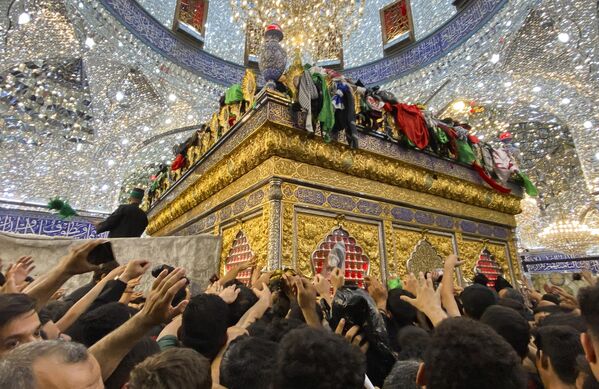 Arbain (cuarenta, en árabe), es una festividad religiosa chií, que se convoca 40 días después del día de Ashura, que a su vez es la conmemoración del martirio del nieto del profeta Mahoma.En la imagen: peregrinos se reúnen en el santuario del imán Abás durante una celebración de Arbain en Irak. - Sputnik Mundo