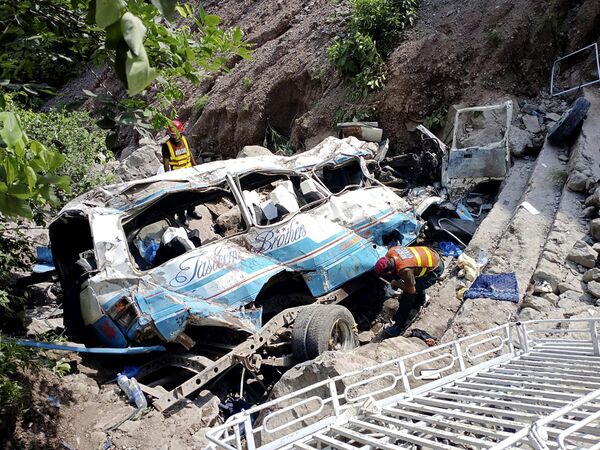 Socorristas buscan muertos y heridos tras el accidente con un autobús en Pakistán. - Sputnik Mundo