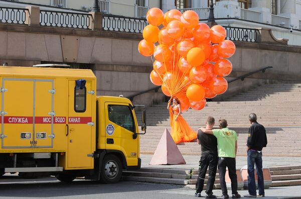 Una joven vestida de naranja baja las escaleras del Teatro Bolshói de Moscú. - Sputnik Mundo