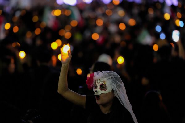 Una mujer protesta contra la reforma judicial en la Ciudad de México. - Sputnik Mundo