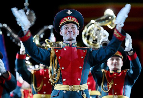 El XVI Festival Internacional de Música Militar Torre Spásskaya, arrancó en la Plaza Roja de Moscú el 23 de agosto con un concierto a gran escala, marcado por actuaciones de los mejores grupos orquestales y creativos militares desde diferentes partes del mundo.En la foto: la banda militar de la Guardia de Honor de las FFAA rusas actúa en la Plaza Roja. - Sputnik Mundo