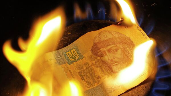 Un billete de una grivna ardiendo - Sputnik Mundo