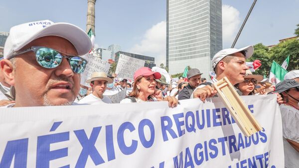 La candidata de la coalición opositora, Xóchitl Gálvez, marchando este domingo 1 de septiembre en el Ángel en contra de la reforma judicial. - Sputnik Mundo