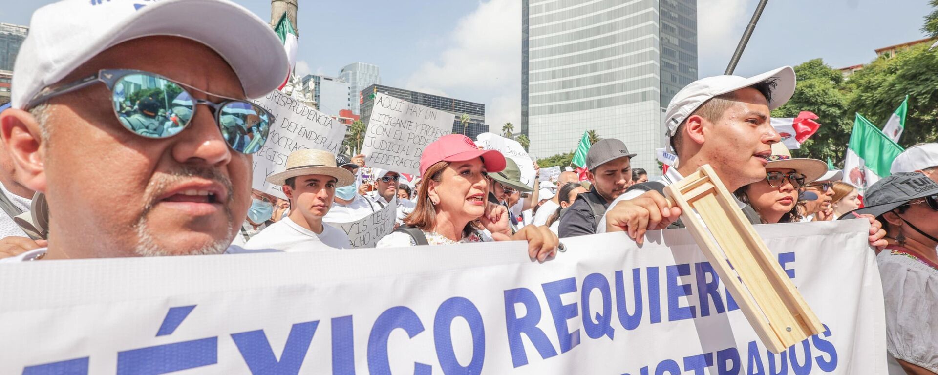 La candidata de la coalición opositora, Xóchitl Gálvez, marchando este domingo 1 de septiembre en el Ángel en contra de la reforma judicial. - Sputnik Mundo, 1920, 01.09.2024