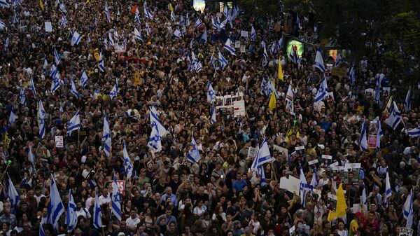 Las calles de Tel Aviv lucen llenas durante las marchas para exigir un acuerdo con Hamás  - Sputnik Mundo