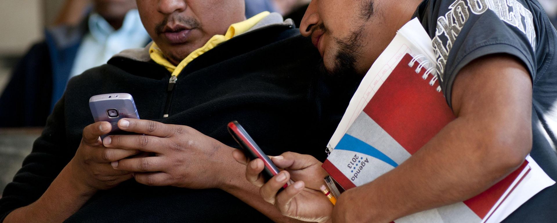 Dos hombres en México utilizando su celular - Sputnik Mundo, 1920, 16.02.2026
