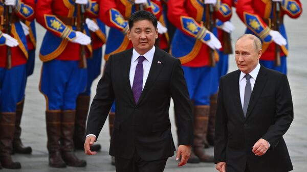 El presidente ruso Vladímir Putin y el presidente mongol Ukhnagiin Khurelsukh (izquierda) en la ceremonia oficial de bienvenida en la plaza Sukhbaatar en Ulán Bator. - Sputnik Mundo