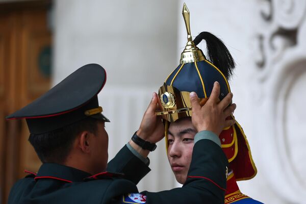 El jefe de Estado ruso visitó oficialmente Mongolia por primera vez en cinco años.En la foto: soldados de la guardia de honor antes de la ceremonia del encuentro oficial de Vladímir Putin y Ukhnaagiin Khurelsukh en la plaza Sukhbaatar de Ulán Bator. - Sputnik Mundo