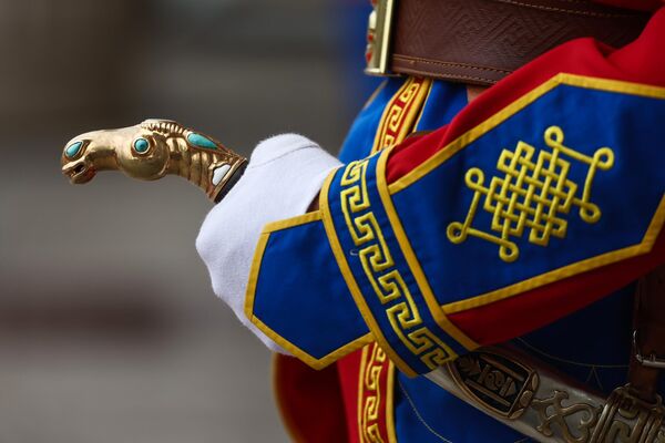 El mandatario ruso catalogó de &quot;constructivas&quot; las conversaciones. En la foto: un soldado de la guardia de honor antes de la ceremonia del encuentro oficial entre el jefe de Estado ruso y su homólogo mongol. - Sputnik Mundo