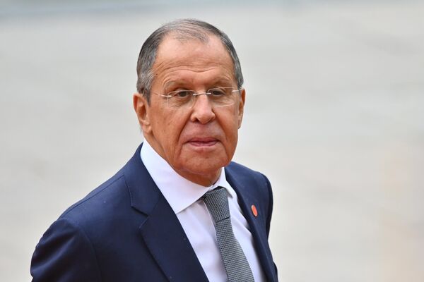 La delegación de Rusia incluía al ministro de Asuntos Exteriores, Serguéi Lavrov, y al portavoz del presidente ruso, Dmitri Peskov.En la foto: Serguéi Lavrov antes de la ceremonia del encuentro oficial entre Vladímir Putin y Ukhnaagiin Khurelsukh. - Sputnik Mundo