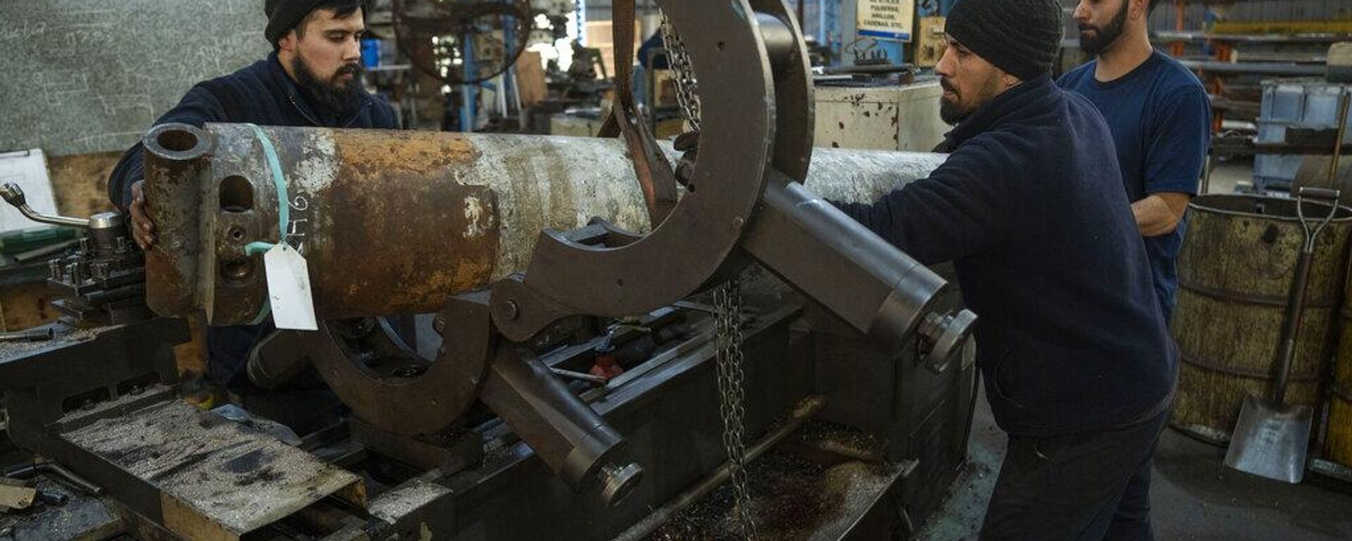 Trabajadores mueven tubos de aceite en la fábrica de Metalcrom en Buenos Aires, Argentina. - Sputnik Mundo, 1920, 04.09.2024