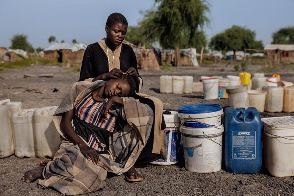 En la categoría de Noticias principales, el segundo puesto obtuvo el artista británico Luke Dray con su serie de fotos El verdadero clima de Sudán del Sur.Debido a las fuertes lluvias en los países vecinos, algunas zonas de Sudán del Sur se inundaron durante todo el año.  - Sputnik Mundo