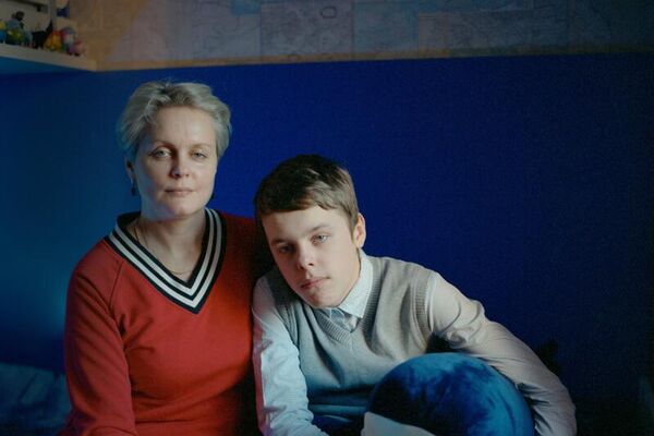 Anna Plusnina, fotógrafa de San Petersburgo, ganó el Gran Premio por su serie de fotografías Mirar a los ojos de un hombre, sobre niños con trastorno del espectro autista y sus familiares.Las obras fueron presentadas en la sección Retrato. Un héroe de nuestro tiempo. - Sputnik Mundo