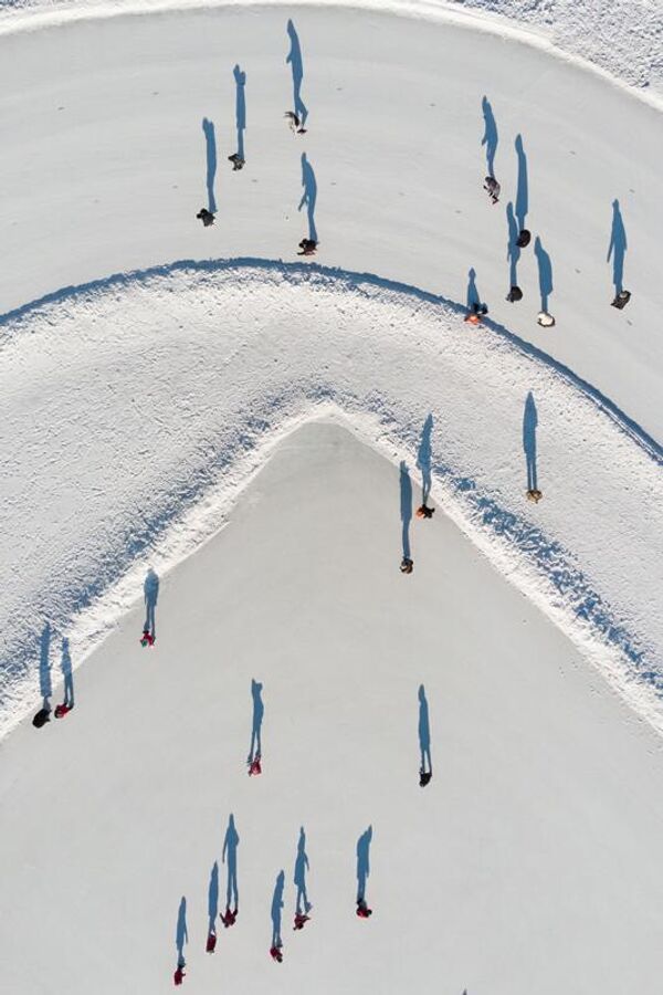 En la selección de Deporte el tercer puesto fue para el fotógrafo chino, Jianfei Xie, por su Patinaje sobre hielo.La foto fue tomada el 31 de enero de 2024 en el Centro Nacional de Fitness de Heihe, que tradicionalmente atrae a mucha gente durante la época del frío invierno. - Sputnik Mundo