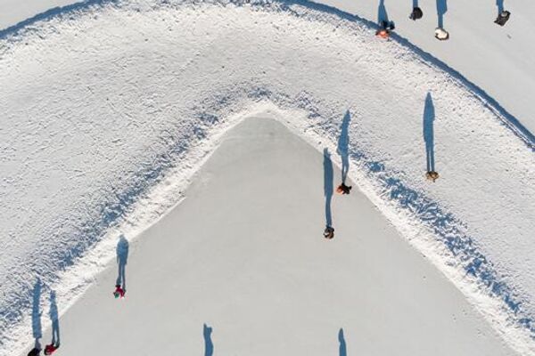 En la selección de Deporte el tercer puesto fue para el fotógrafo chino, Jianfei Xie, por su Patinaje sobre hielo.La foto fue tomada el 31 de enero de 2024 en el Centro Nacional de Fitness de Heihe, que tradicionalmente atrae a mucha gente durante la época del frío invierno. - Sputnik Mundo