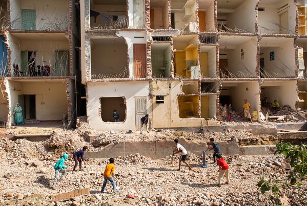 En la categoría de Deporte, el primer premio en la categoría de fotografía individual fue para Niños de Chittagong jugando en el barro, de Mohammed Suman, de Bangladesh, que retrata una ciudad sin parques infantiles donde los niños puedan pasar su tiempo libre. - Sputnik Mundo